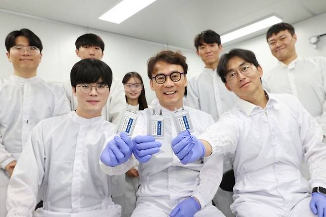 (앞줄 왼쪽부터) 생명화학공학과 권혁진 박사과정, 김희탁 교수, 기계공학과 김성수 교수. KAIST 제공