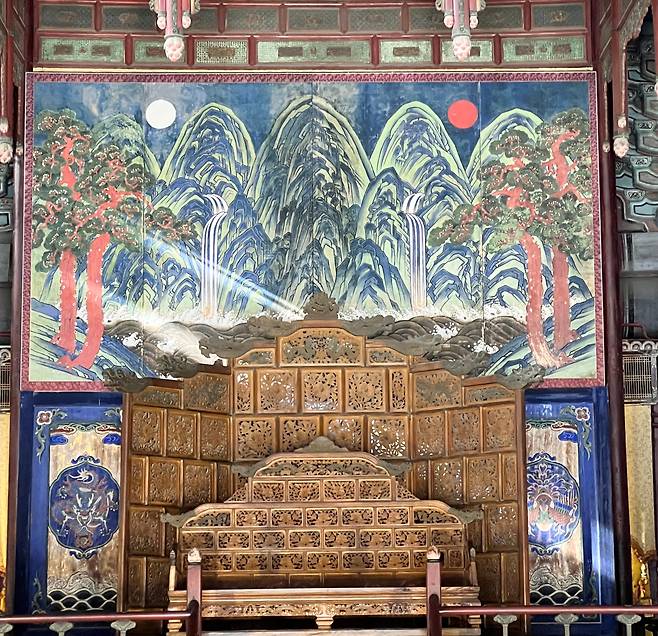 창덕궁 인정전 일월오봉도.