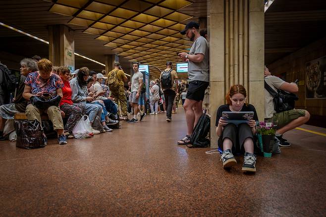 우크라이나 키예프에서 2일(현지시각) 러시아군의 공격을 피해 지하철 역사안으로 들어온 시민들이 공습경보가 끝나길 기다리고 있다./AP 연합뉴스