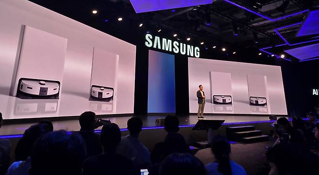 4일(현지시각) 김철기 삼성전자 DA사업부장(부사장)이 독일 베를린에서 열리는 유럽 최대 가전 전시회 'IFA 2025' 개막에 앞서 열린 ‘삼성 프레스 콘퍼런스’에서 ‘AI 홈’의 상용화 시대를 선언하고 있다./최지희 기자