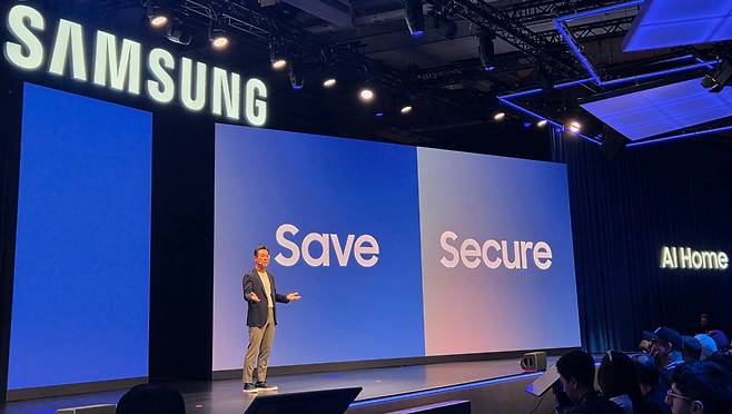 4일(현지시각) 김철기 삼성전자 DA사업부장(부사장)이 독일 베를린에서 열리는 유럽 최대 가전 전시회 'IFA 2025' 개막에 앞서 열린 ‘삼성 프레스 콘퍼런스’에서 ‘AI 홈’의 상용화 시대를 선언하고 있다./최지희 기자