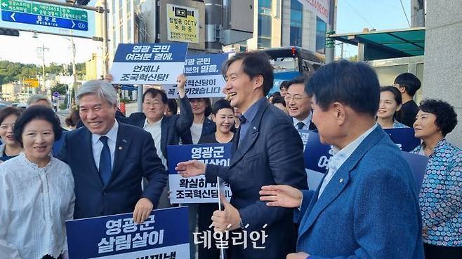 조국 조국혁신당 당시 대표가 지난해 10월 재선거가 열리는 전남 영광군청 인근 사거리를 찾아 지지자들과 인사를 나누고 있다. ⓒ데일리안 김찬주 기자