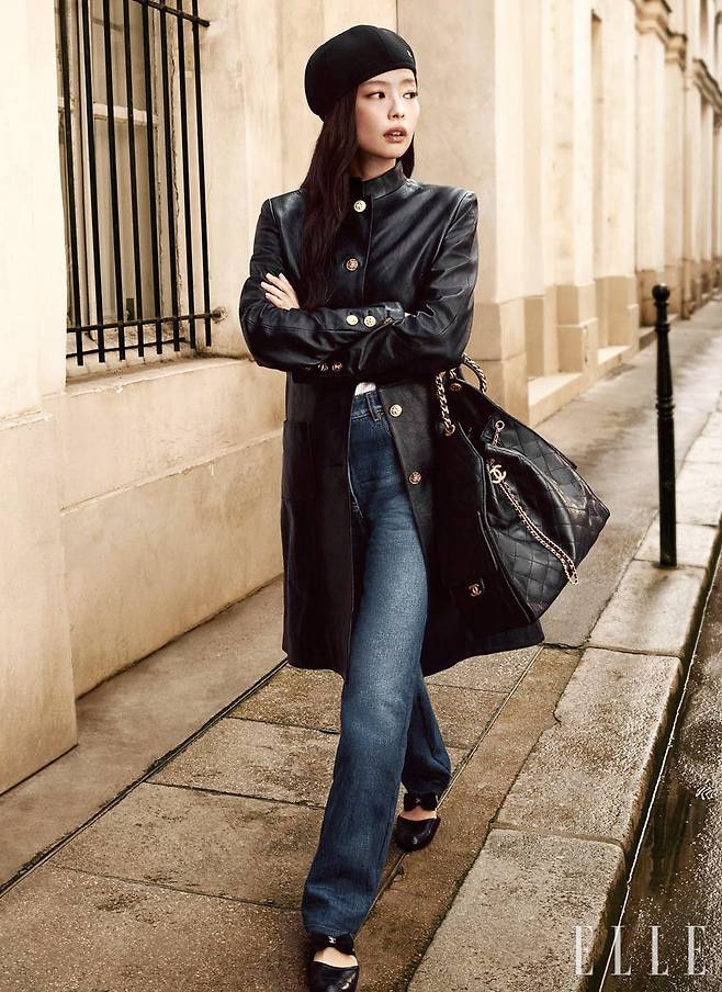 데님 팬츠에 샤넬 25 백을 매치한 파리지엔 무드의 제니.