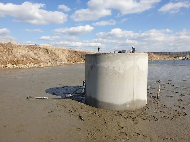 포어시스가 자체 개발한 '해양폐기물 자원순환 콘크리트 버켓앵커' 실제 모습. 사진 출처 : 포어시스