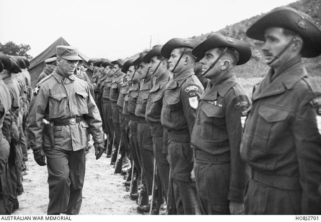 제임스 밴플리트 미8군사령관이 1951년 12월 경기 가평군에 주둔 중인 호주왕립연대를 순시하고 있다. 호주전쟁기념관