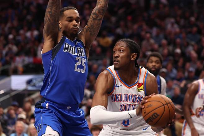 <yonhap photo-3466=""> DALLAS, TEXAS - JANUARY 17: Jalen Williams #8 of the Oklahoma City Thunder is defended by P.J. Washington #25 of the Dallas Mavericks during the third quarter at American Airlines Center on January 17, 2025 in Dallas, Texas. NOTE TO USER: User expressly acknowledges and agrees that, by downloading and/or using this photograph, user is consenting to the terms and conditions of the Getty Images License Agreement. Sam Hodde/Getty Images/AFP (Photo by Sam Hodde / GETTY IMAGES NORTH AMERICA / Getty Images via AFP)/2025-01-18 13:34:18/ <저작권자 ⓒ 1980-2025 ㈜연합뉴스. 무단 전재 재배포 금지, AI 학습 및 활용 금지></yonhap>