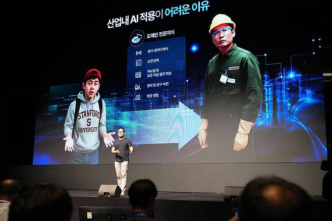 산업용 인공지능 기술은 현장 지식과 경험이 필요하다고 언급한 윤성호 마키나락스 대표 / 출처=IT동아