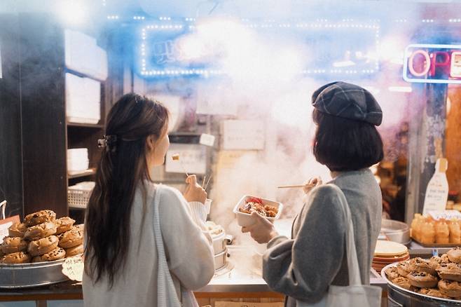 제주 야시장 먹거리 앞에 선 외국인 관광객들, 실제 체류형 미식 경험으로 확장되는 순간이다. (제주관광공사 제공)