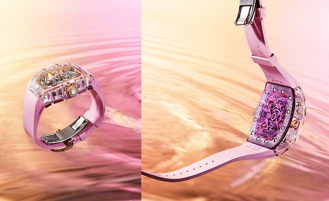 라일락 핑크 사파이어 백케이스가 돋보이는 RM 75-01. 비슷한 색조의 스트랩과도 잘 어울린다. 사진 리차드 밀