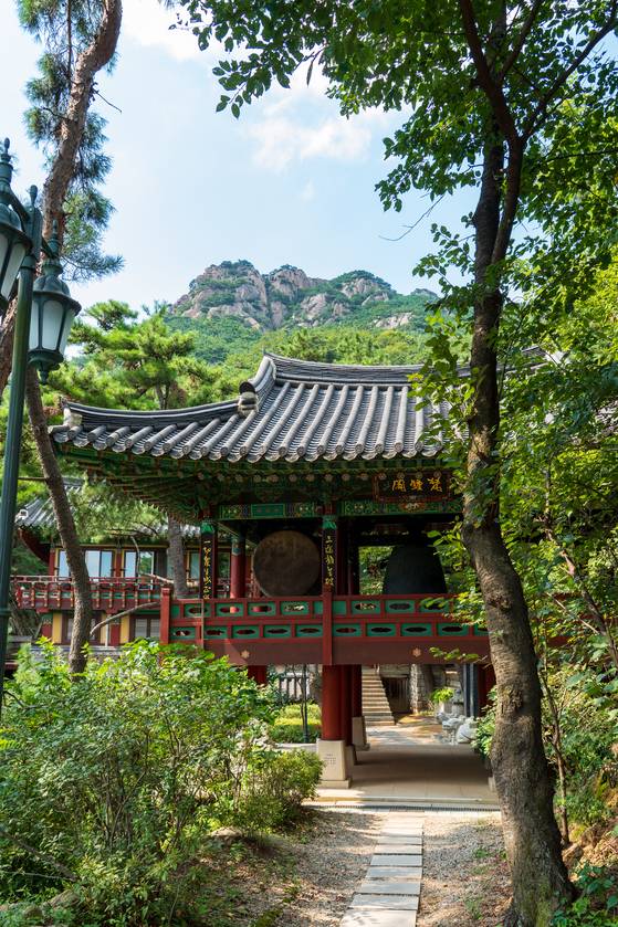 서울 북한산 자락의 금선사. 외국인 사이에서 도심 속 힐링 도량으로 통한다. 사찰 뒤로 보이는 봉우리가 북한산 향로봉이다. 백종현 기자