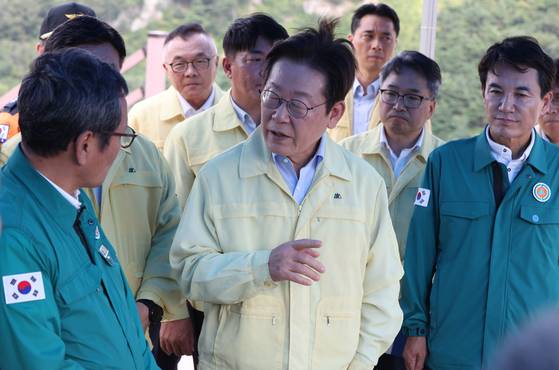 이재명 대통령이 지난달 30일 강원 강릉시 성산면 오봉저수지를 방문해 김홍규 강릉시장(왼쪽)과 대화하며 가뭄 대응 추진 상황을 점검하고 있다. 대통령실사진기자단