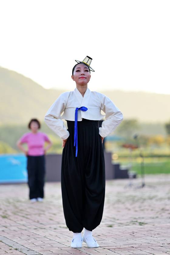 울산학춤 계승자 박윤경(44)씨가 체조를 시작하려고 서 있다. 사진 본인
