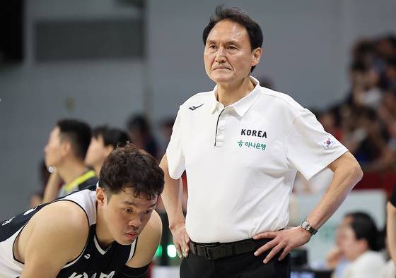 침체기에 빠진 한국 농구에 희망의 불씨를 안긴 안준호 감독(오른쪽). 뉴스1