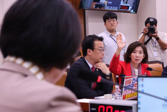 나경원 국민의힘 의원이 4일 서울 여의도 국회에서 열린 법제사법위원회 전체회의에서 추미애 위원장에게 발언권을 요구하고 있다. 왼쪽은 곽규택 국민의힘 의원. 연합뉴스