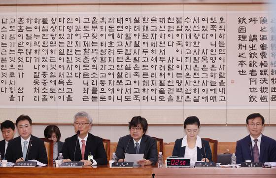 김종민 변호사(왼쪽 두 번째부터), 윤동호 국민대 교수, 차진아 고려대 교수, 한동수 더불어민주당 윤리심판원장이 4일 서울 여의도 국회 법제사법위원회 전체회의에서 열린 검찰개혁 공청회에 여야 진술인으로 출석해 있다. 연합뉴스