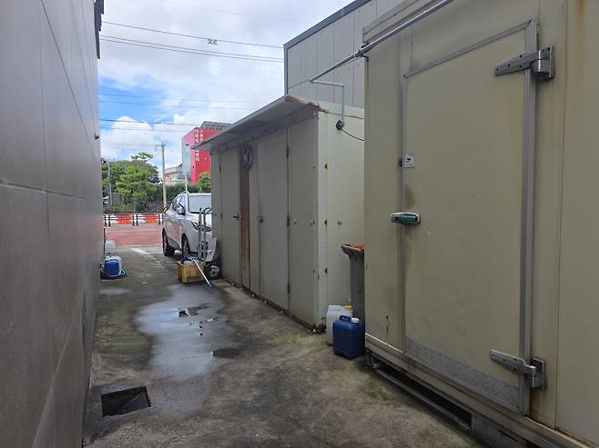 쇼핑하러 인근 올리브영 매장을 찾은 외국인 관광객이 용변을 보다가 발각된 제주시 구좌읍 상가 옆 골목. A 씨는 “여기서 노상 방뇨를 현장에서 붙잡은 데 이어 대변까지 보고 간 걸 두 번이나 치웠다”라고 말했다.