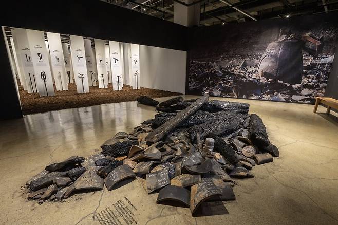 홍림회 작가는 지난 3월 경북 산불에 타버린 천년 사찰 고운사와 나무를 수십 개의 지팡이로 되살렸다. 사진=청주공예비엔날레