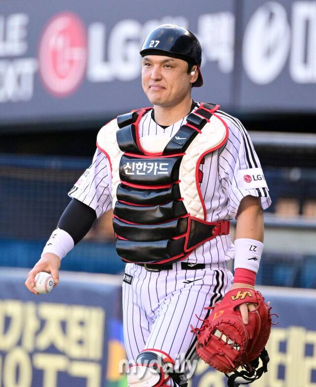 2025년 8월 30일 오후 서울 잠실구장에서 열린 '2025 신한 SOL뱅크 KBO 리그' 키움 히어로즈와 LG 트윈스의 경기LG 박동원 포수가 선발 마스크를 쓰고 그라운드로 나서고 있다./마이데일리