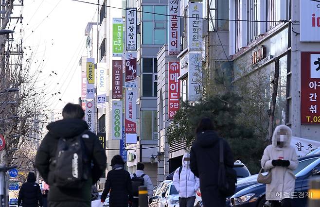 사교육 1번지로 불리는 서울 대치동 학원가에 학생들이 학원을 가고 있다. 이상섭 기자