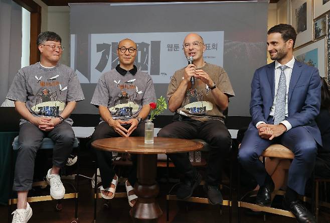 3일 서울 강남구 크레센도서울호텔에서 열린 웹툰 '개미' 제작발표회에서 원작 소설 작가 베르나르 베르베르가 인사말을 하고 있다. 왼쪽부터 제작사 케나즈의 이우재 대표, 김용회 웹툰 작가, 베르나르 베르베르 작가, 피에르 모르코스 프랑스 대사관 문화 참사관. 연합뉴스