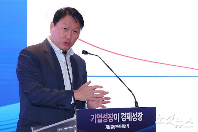 최태원 대한상공회의소 회장이 4일 오전 서울 중구 롯데호텔에서 대한상의·한국경제인협회·한국중견기업연합회가 연 기업성장포럼 출범식에 참석해 기조연설하고 있다. 류영주 기자