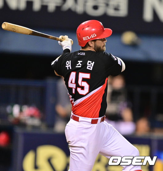 KIA 위즈덤이 홈런을 터트리고 있다./OSEN DB
