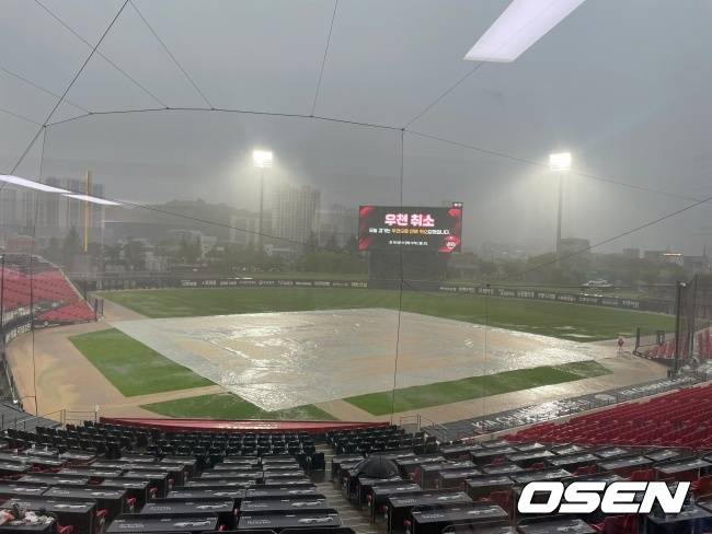 폭우에 물바다로 변한 광주-기아 챔피언스필드./OSEN DB