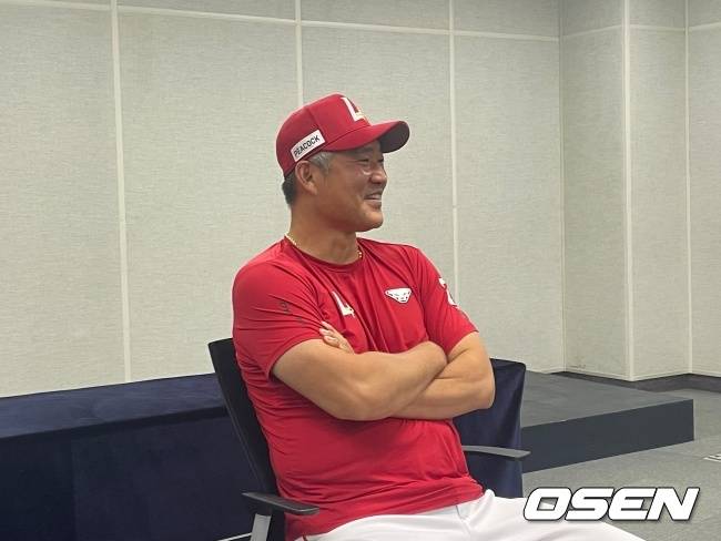 SSG 이숭용 감독이 재계약 발표후 인터뷰를 하고 있다./OSEN DB