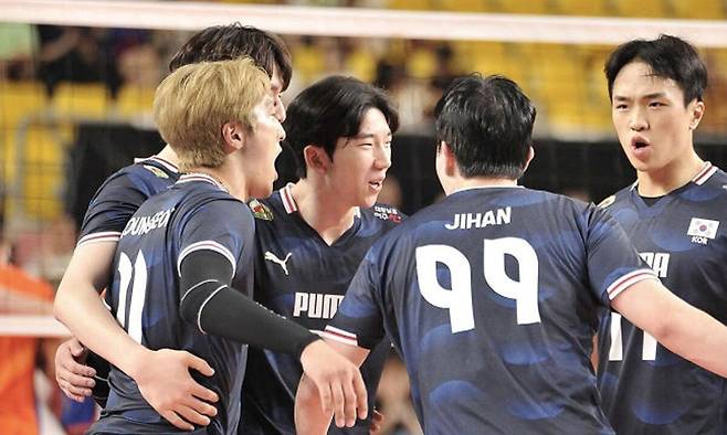 파이팅 외치는 남자배구 대표팀 선수들. 대한배구협회 제공