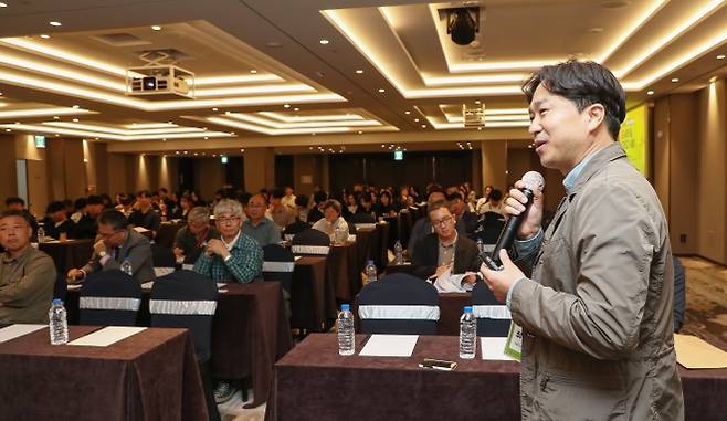 도시숲이 나아갈 길 - 최진우 가로수시민연대 대표가 11일 오후 제주시 썬호텔 대회의장에서 제주도 주최·제주국제컨벤션센터 주관·산림청 서부지방산림청 후원으로 열린 ‘2024 제1회 나무포럼’에서 ‘도시숲 정책이 나아갈 방향’을 주제로 발표하고 있다. 뉴시스