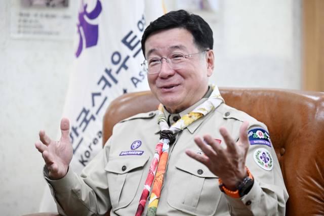 이찬희 한국스카우트연맹 총재가 4일 서울 영등포구 연맹 중앙본부에서 진행된 서울경제신문과의 인터뷰에서 스카우트 활동의 매력에 대해 설명하고 있다. 조태형 기자