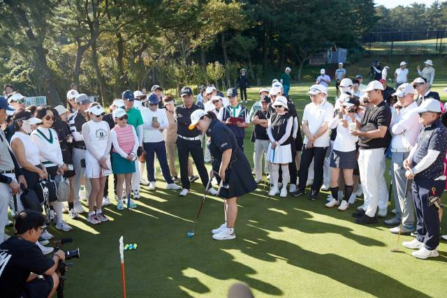 제 2회 더 시에나 컵 자선 골프대회 중 원포인트 레슨을 하고 있는 박인비(가운데). 사진 제공=더 시에나 그룹