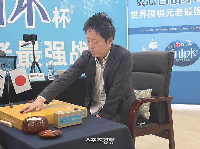 나카노 히로나리 9단이 4일 중국 칭다오 농심공장에서 열린 제3회 농심백산수배 세계바둑시니어최강전 2국에서 김영환 9단과 대국하고 있다. 칭다오 | 윤은용 기자