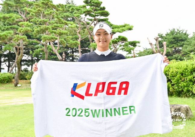 지신비가 4일 KLPGA 점프투어 14차전에서 우승을 차지하고 우승자 수건을 펼쳐들고 있다. /사진=KLPGA 투어 제공