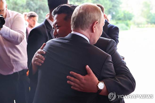 푸틴과 포옹하는 김정은 (베이징 타스=연합뉴스) 김정은 북한 국무위원장이 3일 중국 베이징에서 블라디미르 푸틴 러시아 대통령과 포옹하고 있다. 김 위원장이 찬 손목시계는 스위스 명품 시계 IWC 샤프하우젠의 포르토피노 오토매틱으로 추정된다고 미 북한전문 매체 NK뉴스가 보도했다. 2025.09.03 photo@yna.co.kr