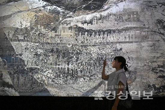 ▲ 울산시립미술관 미술관 지하 1층 XR랩에서 열리고 있는 미디어아트 전용관 기획전 '시시(時詩) : 시간의 시'. 김경우기자 woo@ksilbo.co.kr