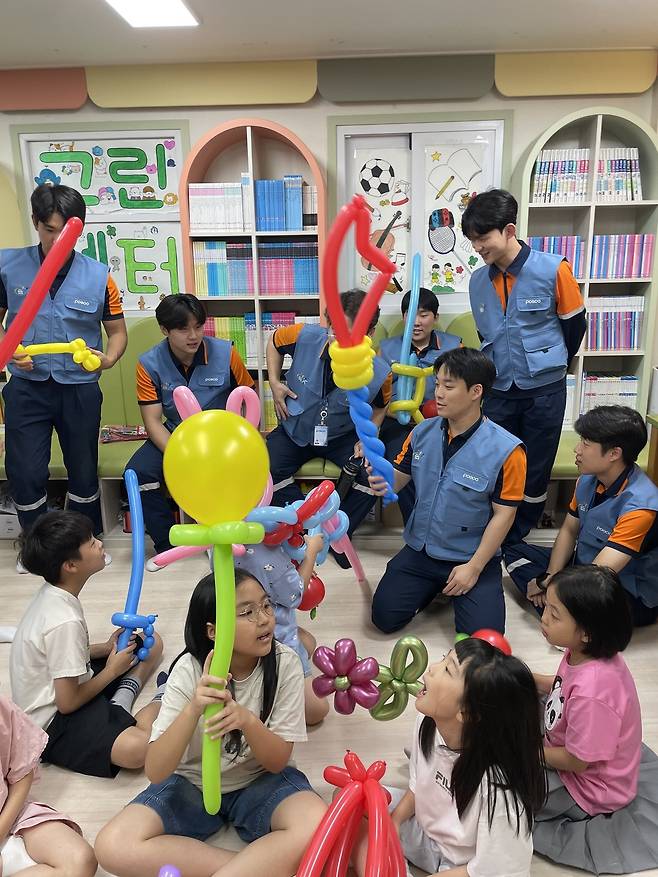 포스코 신입사원들이 지역아동센터를 찾아 나눔활동을 진행하고 있다./포스코 제공