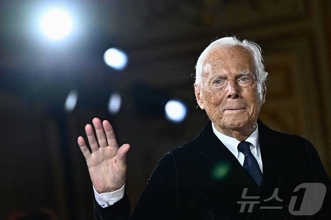 조르지오 아르마니가 올해 1월 프랑스 파리에서 열린 패션 위크에서 인사를 하고 있다. 2025.1.28 ⓒ AFP=뉴스1