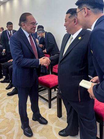 안와르 이브라힘 말레이시아 총리와 악수하는 김정은 북한 노동당 총비서. (안와르 총리 폐이스북)