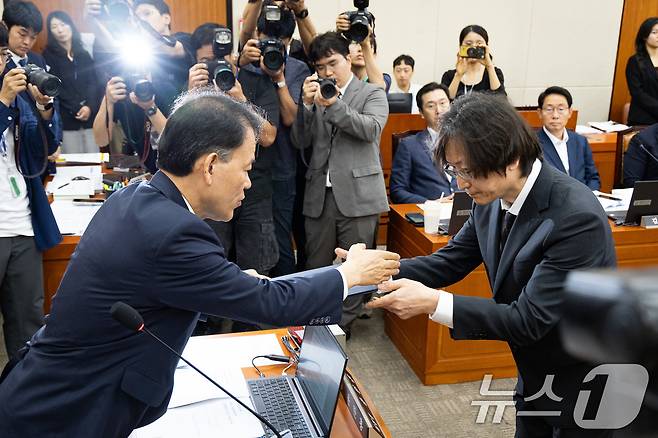 주병기 공정거래위원장 후보자가 5일 서울 여의도 국회에서 열린 인사청문회에 출석해 선서 후 선서문을 윤한홍 정무위원장에게 전달하고 있다. 2025.9.5/뉴스1 ⓒ News1 유승관 기자