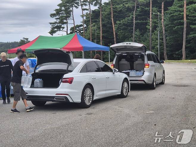 극심한 가뭄으로 재난사태가 선포된 강원 강릉에 5일 전 시민을 대상으로 1인당 12L 분량의 생수가 배부된다. 이날 오전 강원 강릉시 포남동 강릉스피드스케이트장에 마련된 '드라이브 스루' 급수 현장. 2025.9.5/뉴스1 윤왕근 기자