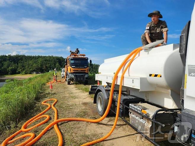 행정안전부는 강원도 강릉 가뭄에 대응하기 위해 4일부터 군 물탱크 차량 400대를 본격적으로 투입해 오봉저수지에 급수를 지원하고 있다고 밝혔다. 사진은 군 물탱크를 활용해 오봉저수지에 급수 지원하는 모습. (행안부 제공. 재판매 및 DB 금지) 2025.9.4/뉴스1