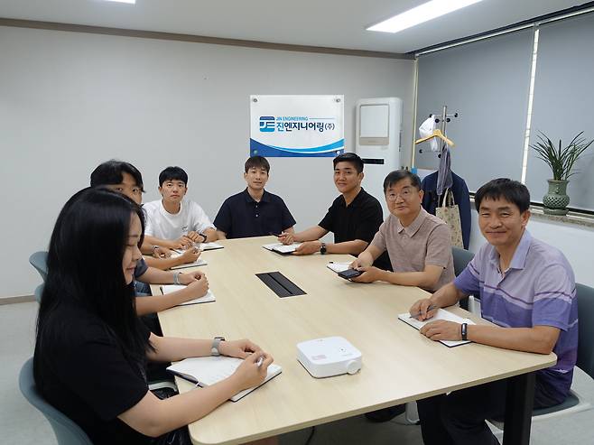 채원진 대표이사(오른쪽에서 두번째) 등 진엔지니어링 임직원들 모습(진엔지니어링 제공) 뉴스1ⓒ news1