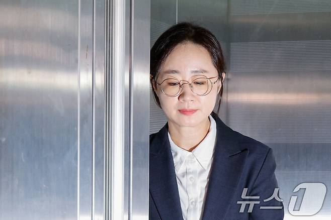 최지현 전 대통령실 인사비서관이 5일 오후 서울 서초구 순직해병특검팀 사무실에서 이종섭 전 국방부 장관의 호주 대사 임명 배경 등 참고인 신분 조사를 받기 위해 출석하고 있다. 2025.9.5/뉴스1 ⓒ News1 안은나 기자