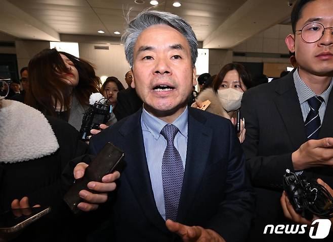 '해외 도피' 논란을 일으킨 이종섭 주 호주 대사가 21일 오전 인천국제공항 제1터미널을 통해 귀국한 후 차량으로 이동하고 있다. 지난 10일 호주대사로 부임한 이 대사는 지난해 국방부 장관 재직 시절 해병대 채모 상병 사망사건 조사에 외압을 행사했단 의혹을 받고 정치권으로부터 '도피성 출국'이라는 비판을 받아 왔다. (공동취재) 2024.3.21/뉴스1 ⓒ News1 신웅수 기자