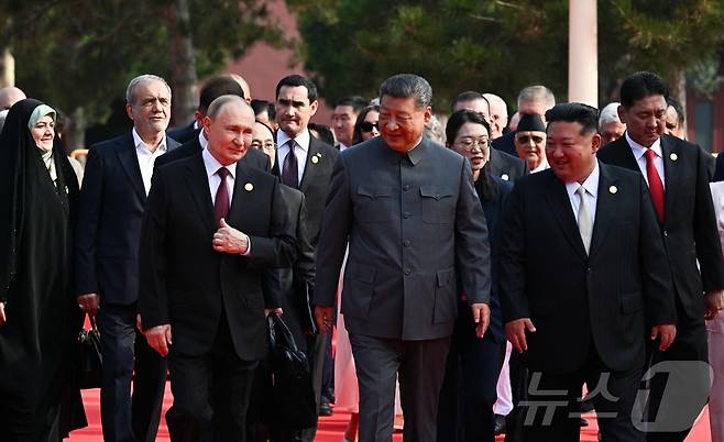 시진핑 중국 국가주석과 김정은 북한 노동당 총비서, 블라디미르 푸틴 러시아 대통령을 비롯한 주요 내빈들이 지난 3일 중국 베이징시 톈안먼(천안문) 광장에서 열린 '전승절'(항일전쟁 및 반파시스트 전쟁 승리) 80주년 행사에 참석하고 있다. ⓒ AFP=뉴스1 ⓒ News1 송원영 기자