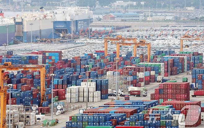 4일 경기 평택시 포승읍 평택항에 수출용 컨테이너들이 쌓여있는 모습. ⓒ News1 김영운 기자