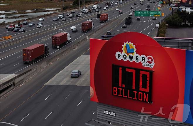 4일(현지시간) 미국 캘리포니아 에머리빌의 한 도로 광고판에 파워볼 복권 당첨금이 표시돼 있다. 2025.09.04. ⓒ AFP=뉴스1 ⓒ News1 윤다정 기자