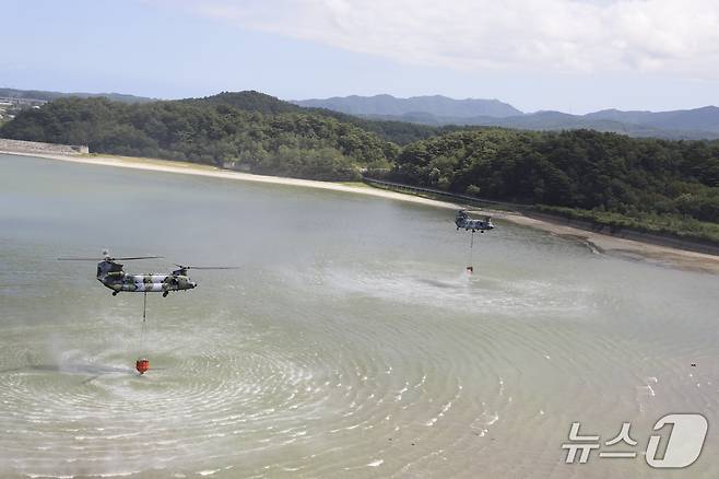 5일 오후 강원 강릉 재난 대응을 위해 군 급수지원작전에 투입된 육군항공사령부 시누크(CH-470D) 헬기가 장현저수지에서 담수하고 있다.(육군 제공, 재판매 및 DB 금지) 2025.9.5/뉴스1