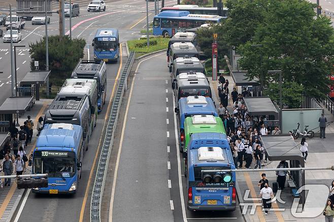 '총파업'에 돌입하기로 했던 서울 시내버스 노동조합이 파업을 유보한 28일 서울 중구 서울역 환승센터에서 버스가 오가고 있다. 서. 2025.5.28/뉴스1 ⓒ News1 이승배 기자